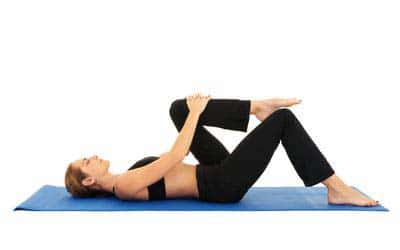 حرکت زانو به سمت قفسه سینه برای تقویت عضلات کمر