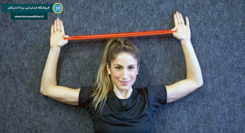 حرکت زیر بغل دست باز با کش ورزشی برای تقویت عضلات زیر بغل